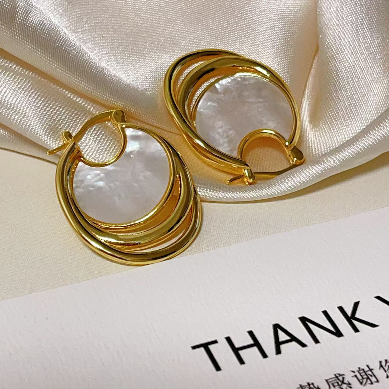 Natural Double-sided White Personalized Fashionable Commuting Earrings